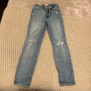 High Rise 90’s Slim Light Jeans Distressed